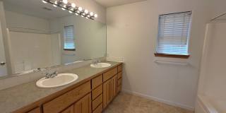 2 Bed/2 Bath Apartment Located Near OSU/COCC Campus - Attached Garage Gallery 16