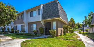Charming 3-Bedroom Townhome in Riverside – Space, Comfort & Convenience! Gallery 1
