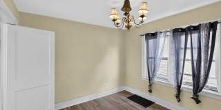 Large 2Bed/1Bath + Dining Room + Living Room + Sunroom in Kenmore Gallery 1