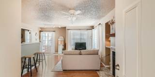 Beautiful 2 bed 1 bath Condo in Aurora Gallery 8
