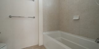 LARGE and SPACIOUS 3bd/3ba/2pkg (SEA COUNTRY) $3900 Gallery 30