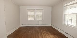 2 Bedroom House Just Steps From Downtown & Campus Gallery 1