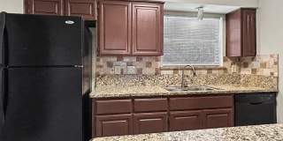 Charming 2BR Condo with Vaulted Ceilings, Fireplace & Pool Access Gallery 13