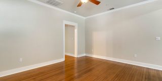 2/1 Condo Near UT and Darrell K Royal Field Gallery 9