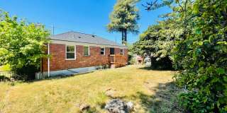 Cozy Seward Park Home with Large Yard! Gallery 13