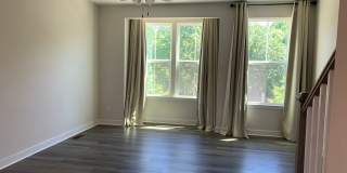 Beautiful Three Bedroom Townhouse! Gallery 8