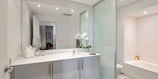 Gorgeous designer one bedroom in Hayes Valley w/lots of light, views, W/D, private patio, roof deck, gym and parking! Gallery 23