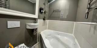 Stylish 2 Bedroom with Spa Bath, Hardwood Floors and Parking Gallery 15