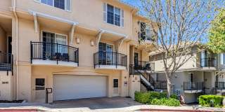 3 Bedroom Townhouse with Bonus Loft/Office Gallery 1