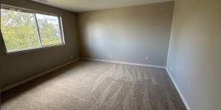 Large 6-Bedroom Home with a Fenced Yard, Pet Friendly! Gallery 23