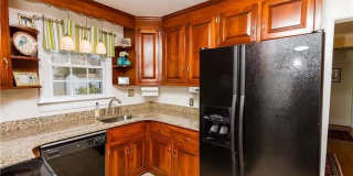 3 BR / 2 BA Sunny renovated Cape Cod within walking distance to Bryan Park Gallery 7