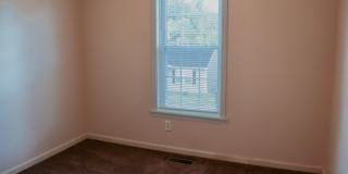 Charming 4 bedroom, 2 bathroom home in Greensboro w lake front views Gallery 7