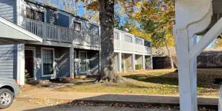 Darling 1 Bed, 1.5 Bath Townhouse with small Fenced Yard! Gallery 35