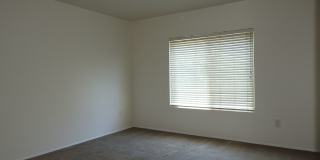 Lovely 2 bedroom townhouse Gallery 18