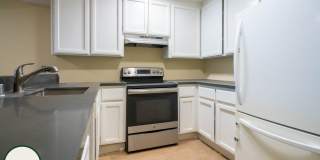 Remodeled 3 Bedroom Townhouse | Private Patio | Washer/Dryer Gallery 6