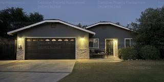 3 bedroom 2 bathroom home with pool and near shopping centers. Gallery 1
