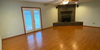 3 bed 2 bath 2 car garage house, freshly repainted Gallery 3
