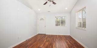 Beautiful 3 bed / 2 bath duplex in Uptown Neighborhood! Gallery 6