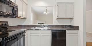Fantastic End-Unit Townhome Available Now! Gallery 10
