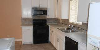 Spacious 2 story Townhouse with Community Pool Gallery 6