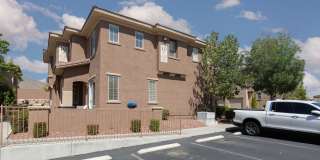 NW townhome with 2 car garage in gated community. Gallery 1