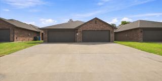 3 Bedroom 2 Bath 2 Car Garage - Edmond Schools Close to Downtown Edmond Gallery 1