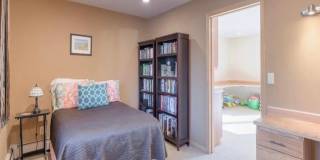 4 bedroom / 2 car garage / small dog on approval Gallery 10