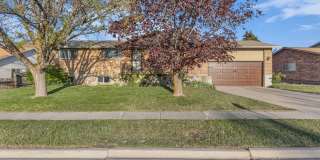 Spacious 5 Bed in Riverdale with Large Yard Gallery 1
