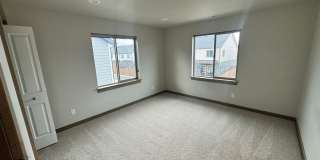 Beautiful 3 Bed, 2.5 Bath Large Townhome Gallery 14