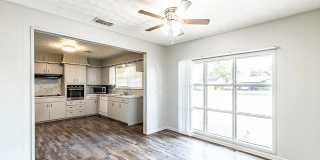 Centrally Located 3 bedroom 2 bathroom house! Gallery 38