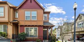 3 bed/2.5 bath Townhome + 2 Car Garage + Washer/Dryer + Fenced Front Patio Gallery 1