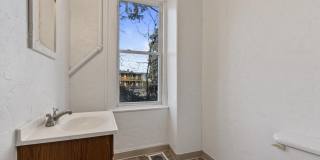 Bright 3 Bedroom, 1.5 Bath Home with Private Yard! Gallery 11
