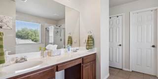Room in 4 Bedroom Home in Austin Gallery 13