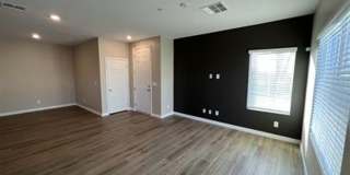 3 Bedroom 2.5 Bathroom Townhome - Pet Friendly. Gallery 4