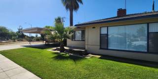 Large 3/3 Single-Family Home With Giant Yard Gallery 1