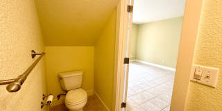Spacious and bright 2 bed 2.5 bath Townhouse Gallery 8