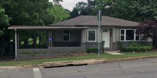 3 Bedroom House With HUGE Yard! Gallery 1