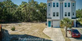 Spacious 3-Story Townhome in the Heart of Carolina Beach — Backs to State Park Gallery 3