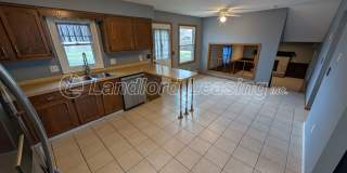 Spacious Elyria Split-Level Near LCCC with Fireplace & Fenced Yard Gallery 8