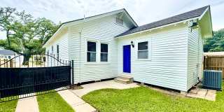 2BR Home with Sunroom & Extended Driveway Gallery 16