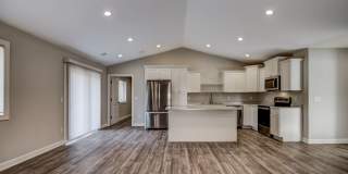 Like New 3 Bedroom Town Home Gallery 1