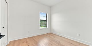 GORGEOUS Like NEW 4/3.5 CUSTOM TOWNHOME Gallery 17