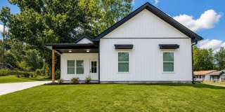 Inviting Home with Bright Interiors & Ceiling Fans Throughout - Comfortable Rental with Everyday Essentials! Gallery 1