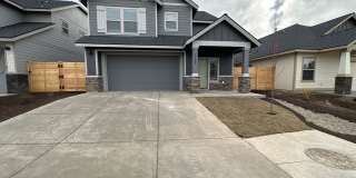 Newer SE Bend House w/A/C, 3 Bdrms, 2.5 Baths, 2160 Sq Ft, EVO OUTLET, Access to Pool, Dbl Garage Gallery 1