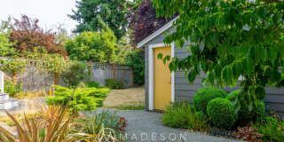 Beautiful Remodeled House with Fenced Yard in Maple Leaf Gallery 10