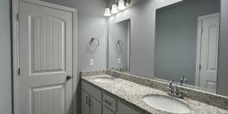 Townhouse with Garage - Minutes from Downtown Rogers Gallery 18