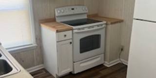 Charming Two Bedroom Home in Historic Morehead City Walking District with Dining Area and Living Room Gallery 10