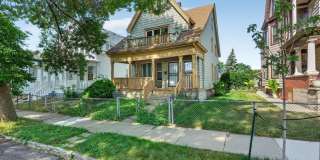 2 Bedroom Upper Unit Across from Rose Park 2 Bedroom Upper Unit Across from Rose Park Gallery 1