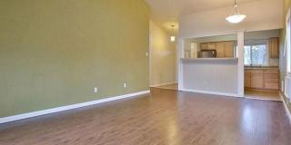 Light & Bright 2 Bed 1 Bath Condo! Gallery 9