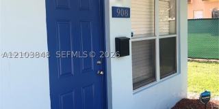 906 Greenbriar Dr Gallery 1
